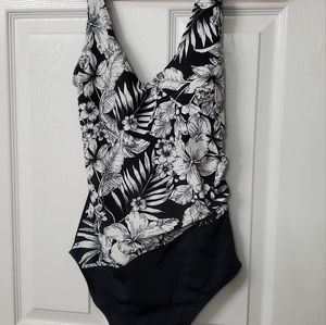 Jaclyn Smith bathing suit size 6